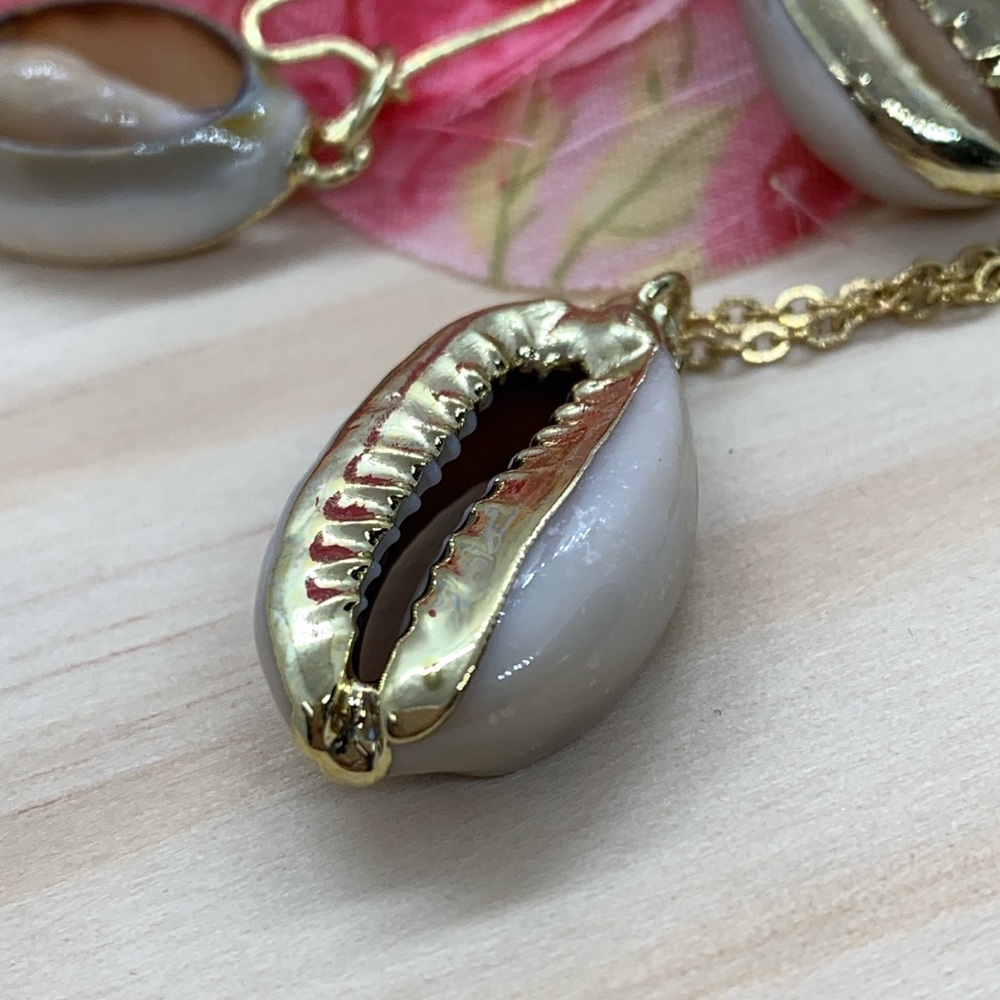 Shell Set Earrings and Necklace - Picture 3 of 3
